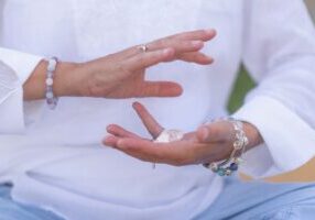 how to use crystals during meditation